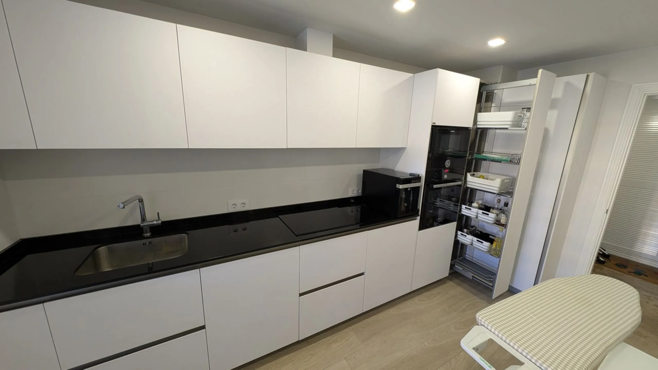 Discover this exclusive apartment in one of the most sought-after residential areas of Nueva Alcántara, San Pedro de Alcántara. This exceptional property stands out for its generous layout, unbeatable location, and high-quality finishes throughout.