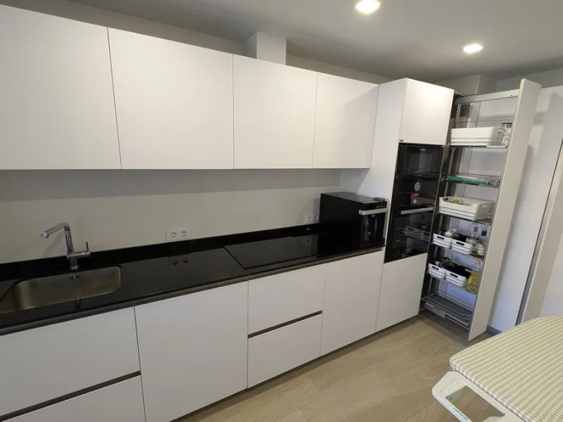 Discover this exclusive apartment in one of the most sought-after residential areas of Nueva Alcántara, San Pedro de Alcántara. This exceptional property stands out for its generous layout, unbeatable location, and high-quality finishes throughout.