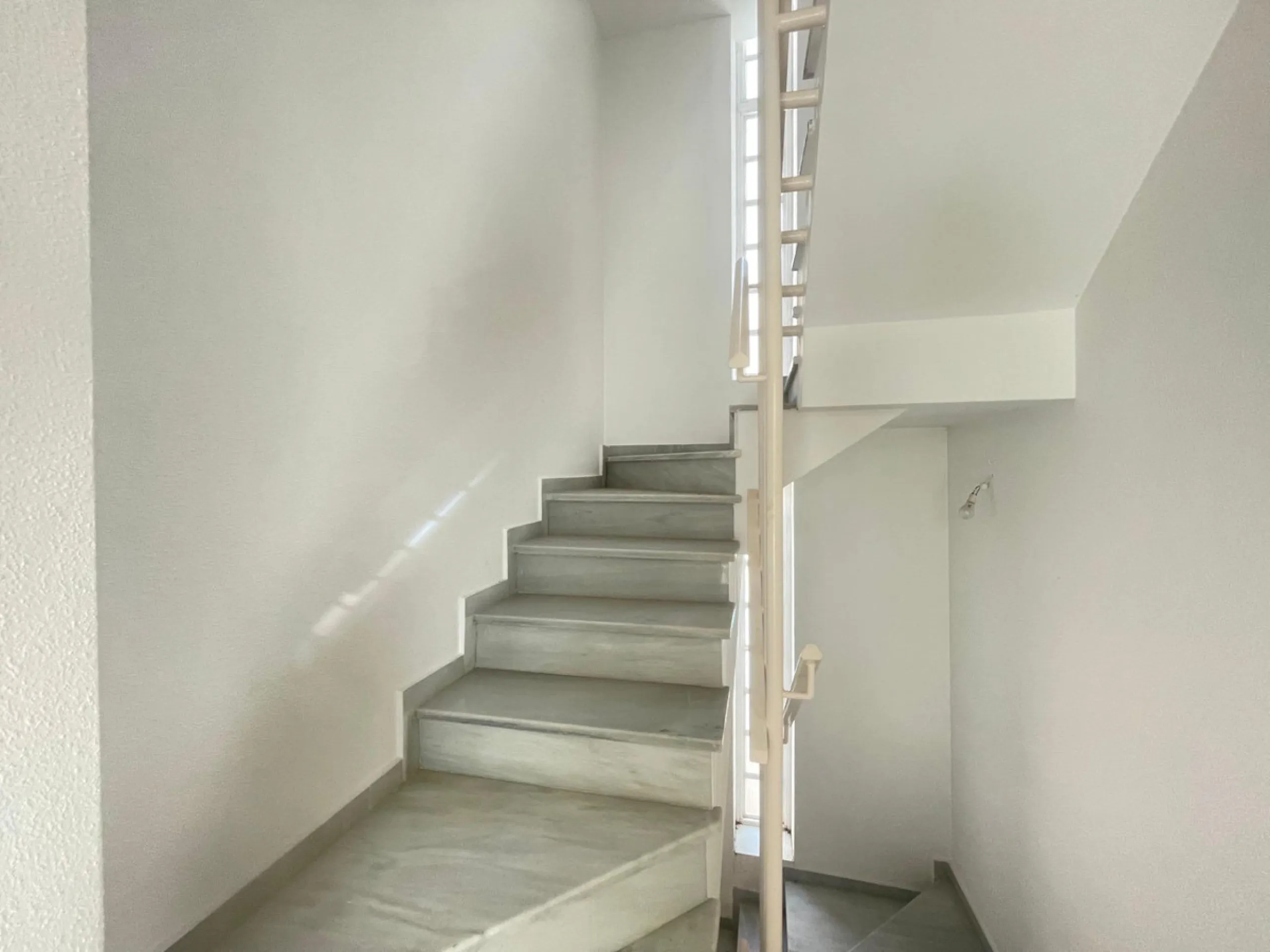 Three-bedroom semi-detached house for sale in a quiet and safe residential area. The house comes with a private garage and a communal garden and pool, perfect for enjoying the sun and nature.