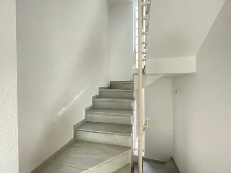 Three-bedroom semi-detached house for sale in a quiet and safe residential area. The house comes with a private garage and a communal garden and pool, perfect for enjoying the sun and nature.