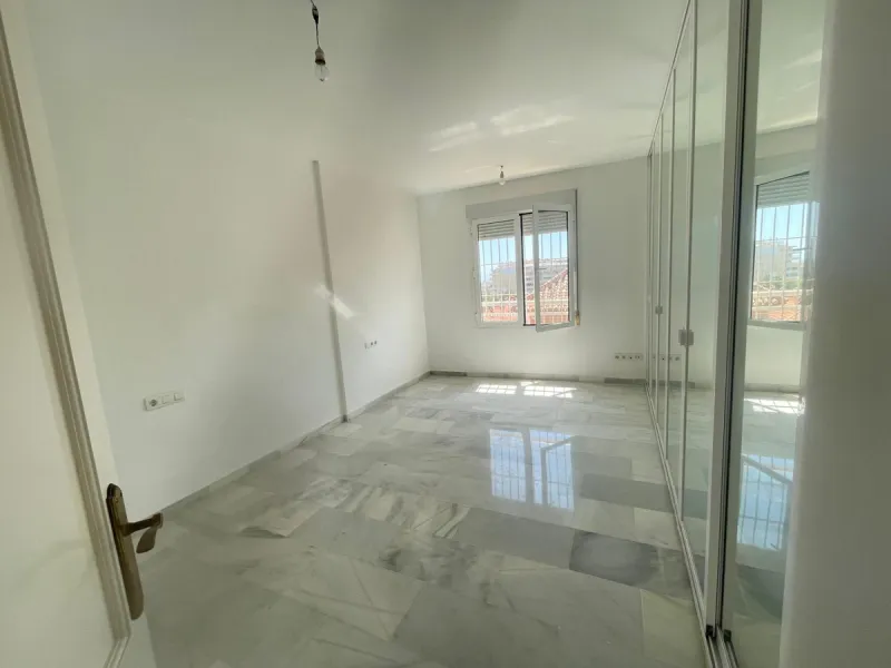 Three-bedroom semi-detached house for sale in a quiet and safe residential area. The house comes with a private garage and a communal garden and pool, perfect for enjoying the sun and nature.