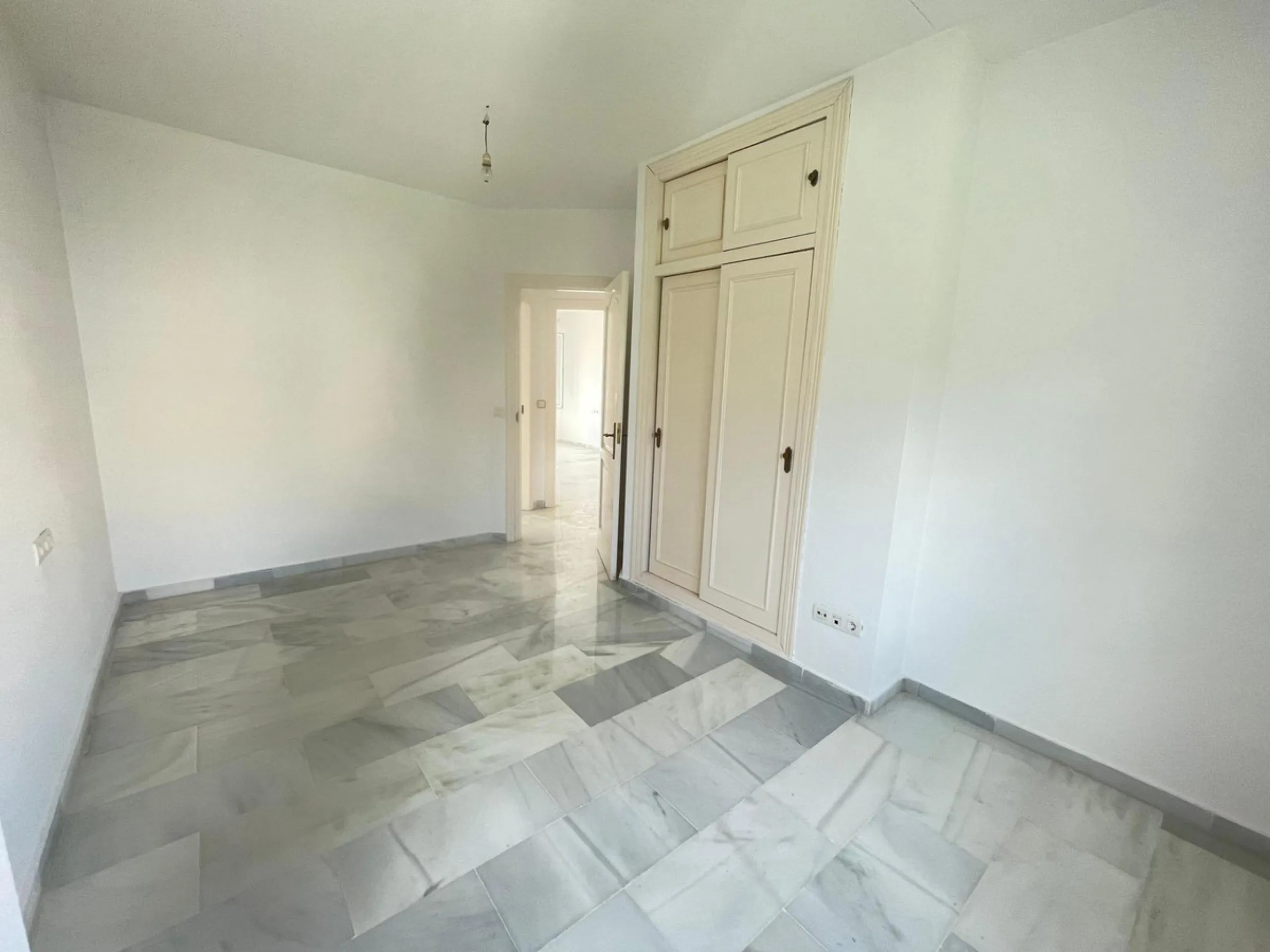 Three-bedroom semi-detached house for sale in a quiet and safe residential area. The house comes with a private garage and a communal garden and pool, perfect for enjoying the sun and nature.