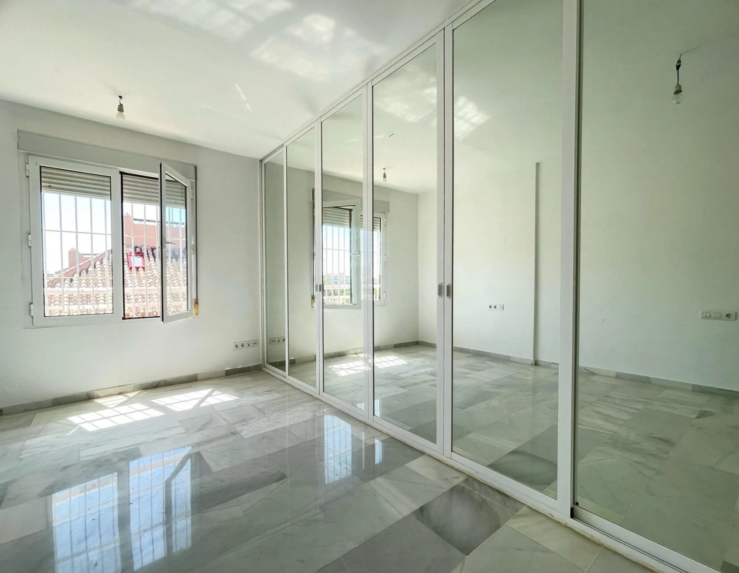 Three-bedroom semi-detached house for sale in a quiet and safe residential area. The house comes with a private garage and a communal garden and pool, perfect for enjoying the sun and nature.