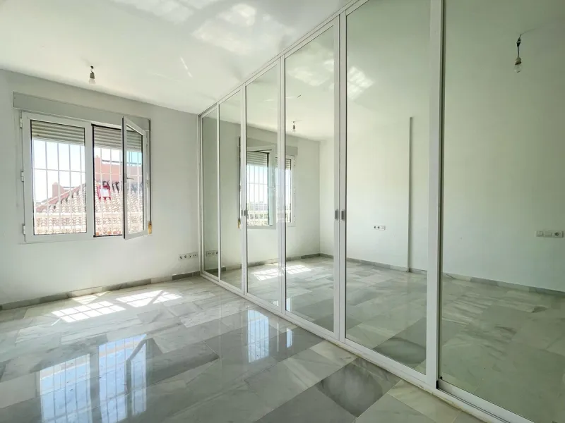 Three-bedroom semi-detached house for sale in a quiet and safe residential area. The house comes with a private garage and a communal garden and pool, perfect for enjoying the sun and nature.