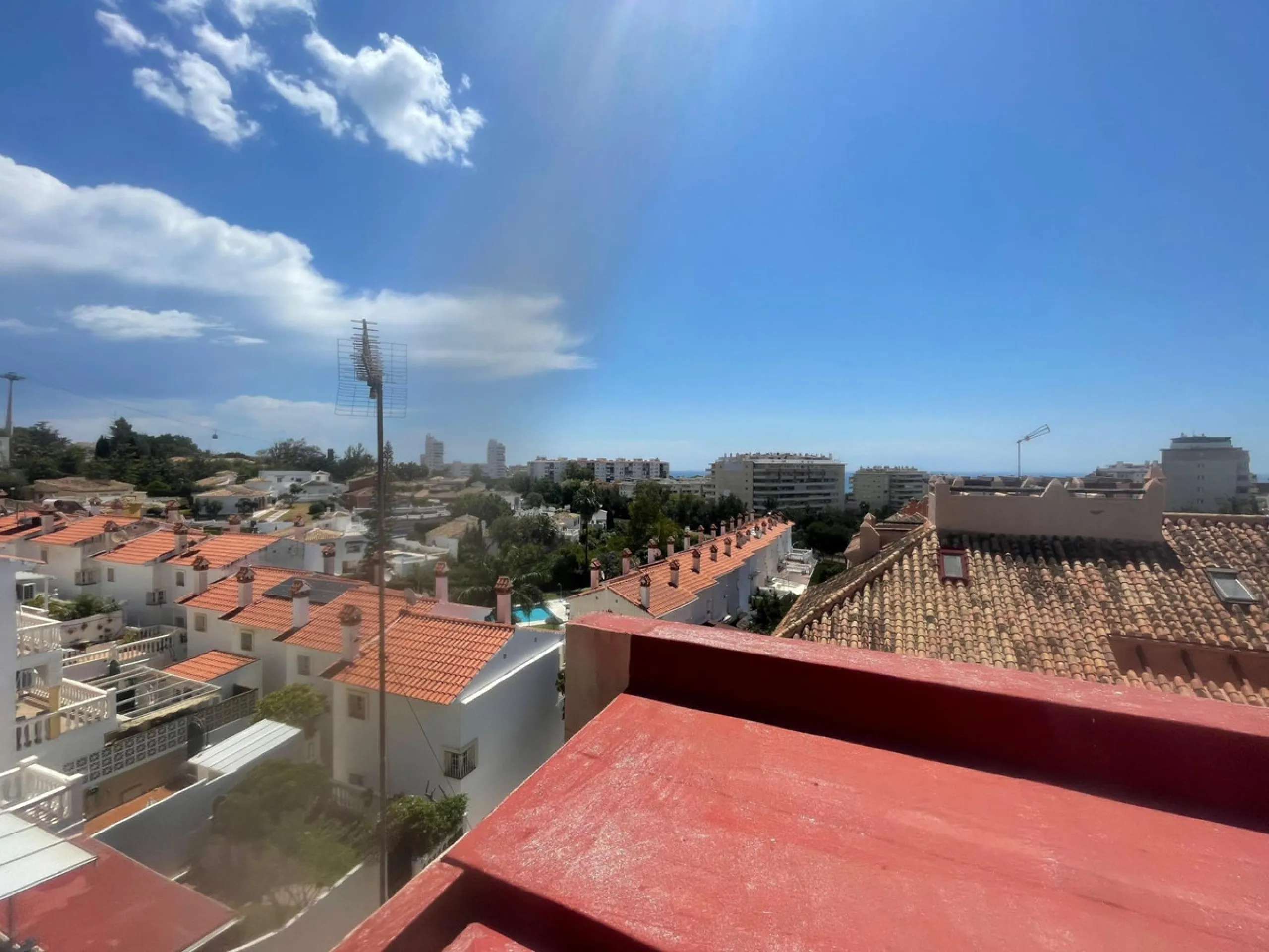 Three-bedroom semi-detached house for sale in a quiet and safe residential area. The house comes with a private garage and a communal garden and pool, perfect for enjoying the sun and nature.