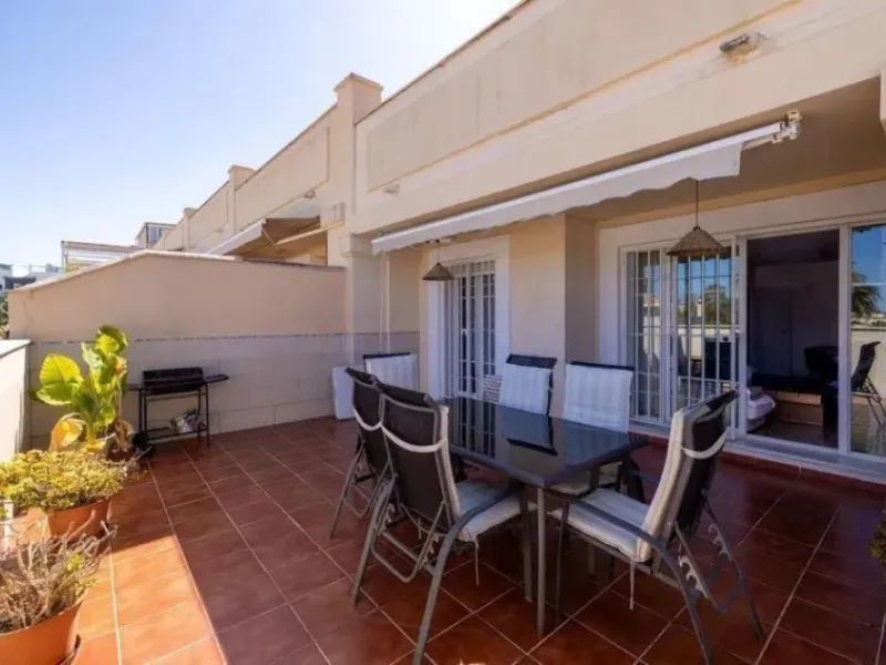 We present to you this exclusive townhouse located in a quiet and well-maintained family-friendly residential complex in Torremolinos — a perfect setting for those who value peace without giving up convenience. This charming property is surrounded by simi