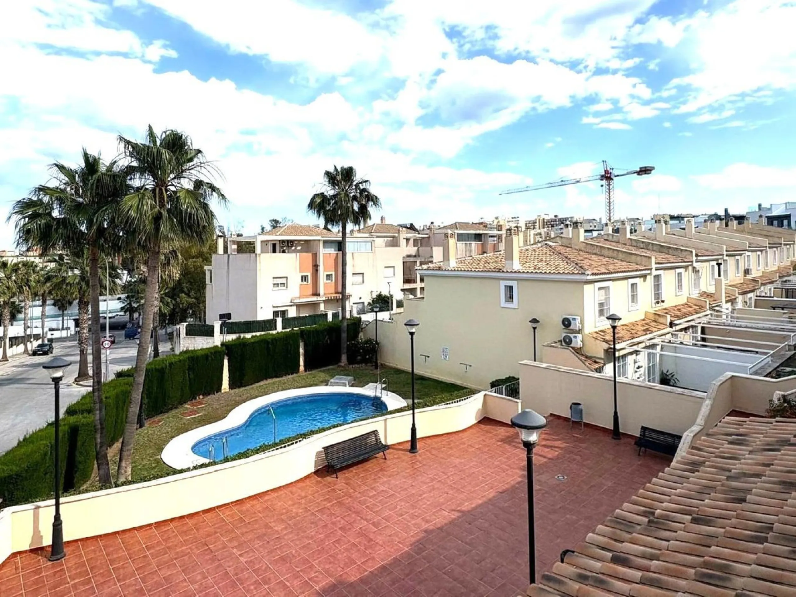 House - Townhouse в продаже в Torremolinos, Málaga. В доме 4 спален и 3 ванных комнат. Площадь дома 251 м²