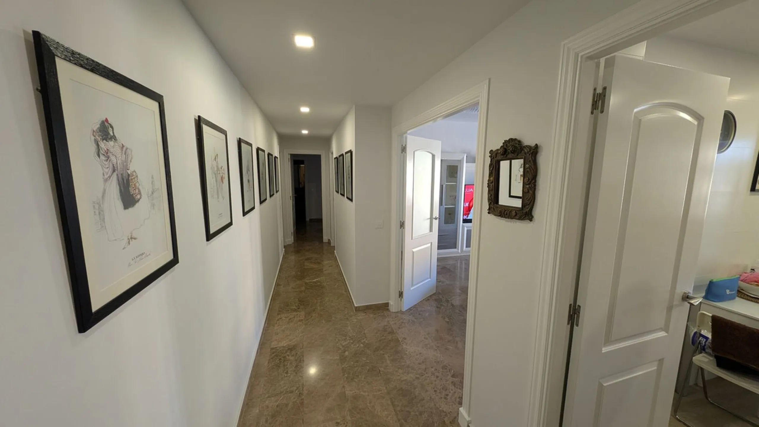 Discover this exclusive apartment in one of the most sought-after residential areas of Nueva Alcántara, San Pedro de Alcántara. This exceptional property stands out for its generous layout, unbeatable location, and high-quality finishes throughout.