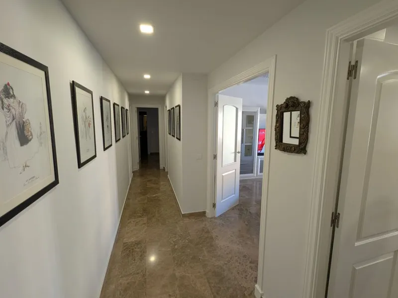 Discover this exclusive apartment in one of the most sought-after residential areas of Nueva Alcántara, San Pedro de Alcántara. This exceptional property stands out for its generous layout, unbeatable location, and high-quality finishes throughout.