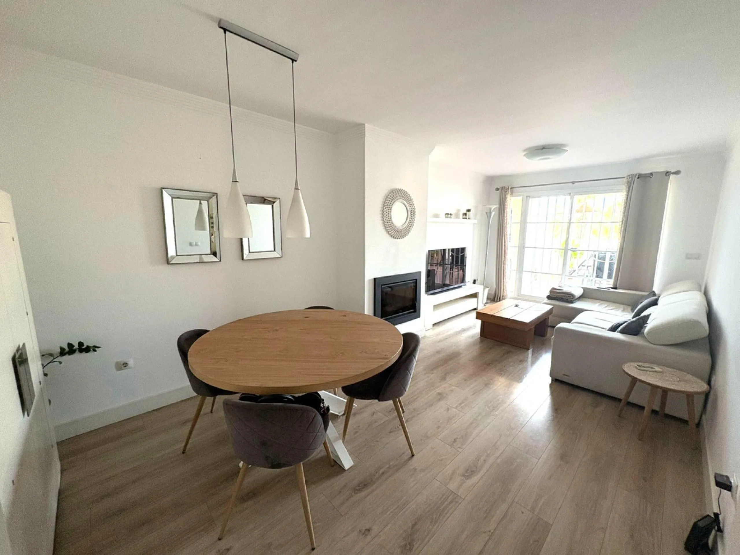 House - Townhouse в продаже в Torremolinos, Málaga. В доме 4 спален и 3 ванных комнат. Площадь дома 251 м²