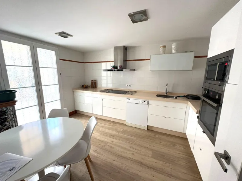 House - Townhouse в продаже в Torremolinos, Málaga. В доме 4 спален и 3 ванных комнат. Площадь дома 251 м²