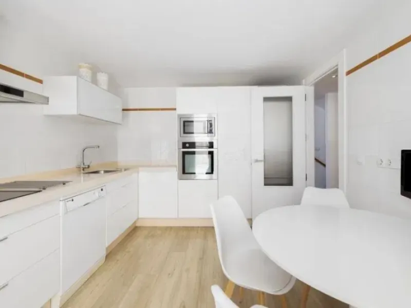 House - Townhouse в продаже в Torremolinos, Málaga. В доме 4 спален и 3 ванных комнат. Площадь дома 251 м²