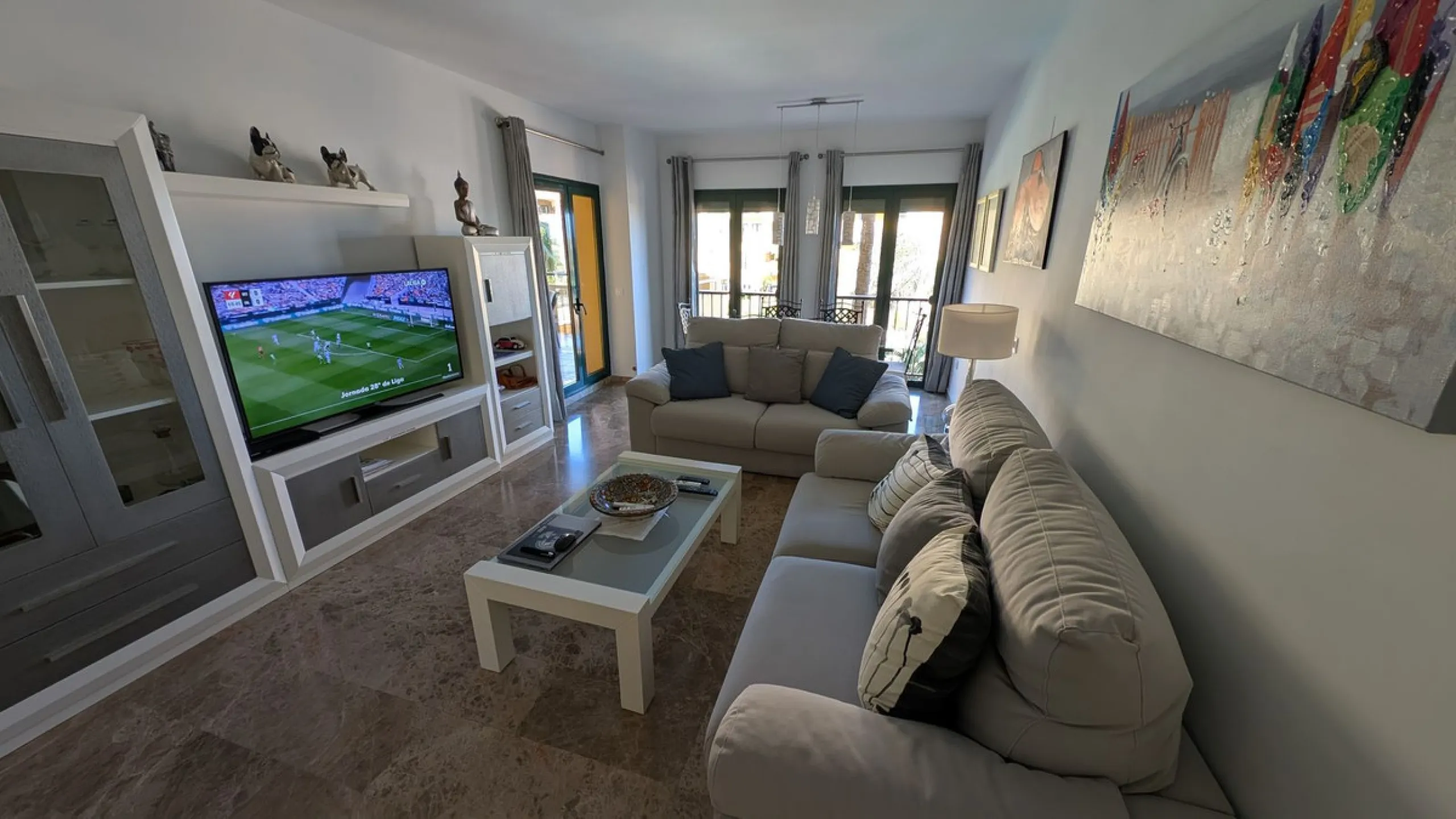 Discover this exclusive apartment in one of the most sought-after residential areas of Nueva Alcántara, San Pedro de Alcántara. This exceptional property stands out for its generous layout, unbeatable location, and high-quality finishes throughout.