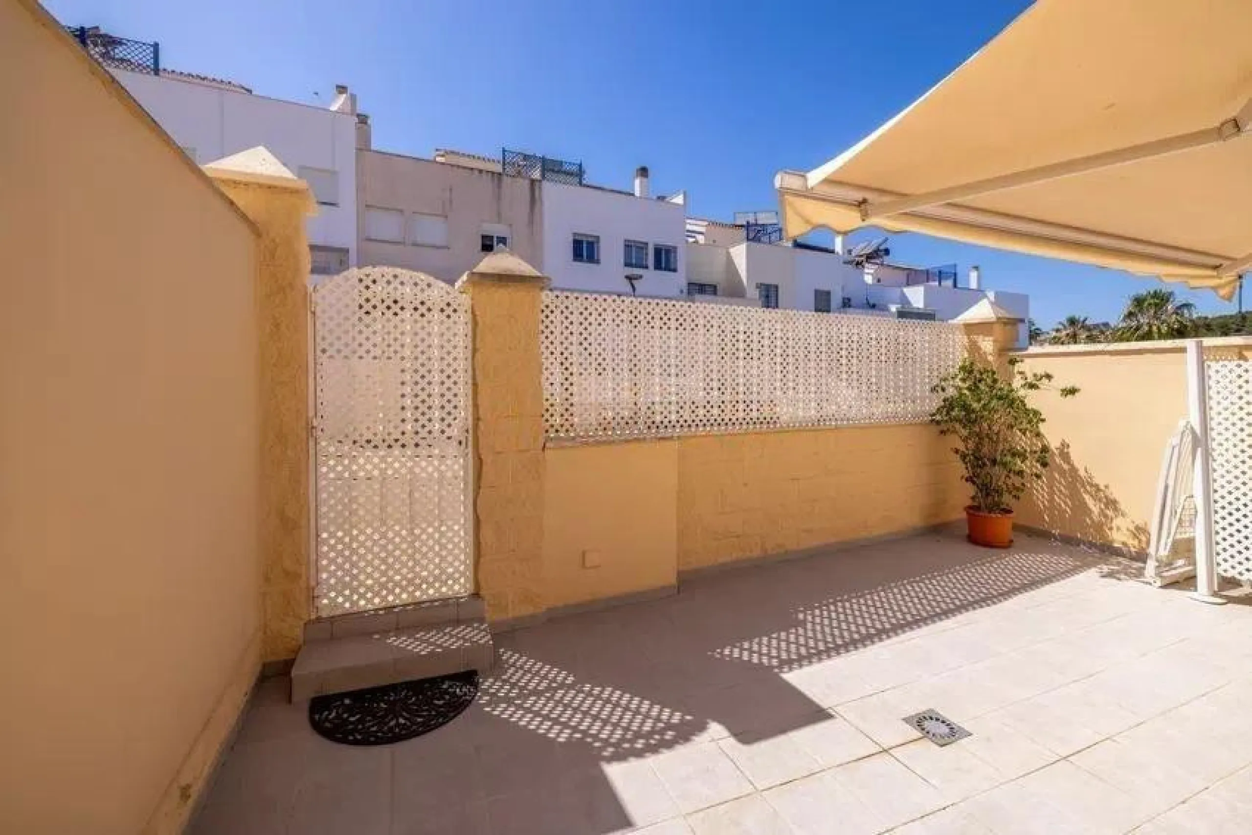 House - Townhouse в продаже в Torremolinos, Málaga. В доме 4 спален и 3 ванных комнат. Площадь дома 251 м²