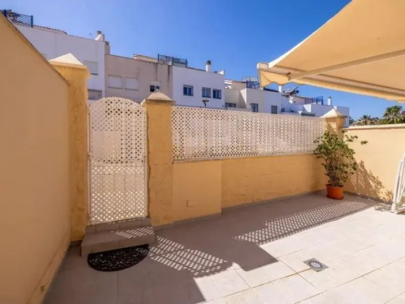 House - Townhouse в продаже в Torremolinos, Málaga. В доме 4 спален и 3 ванных комнат. Площадь дома 251 м²
