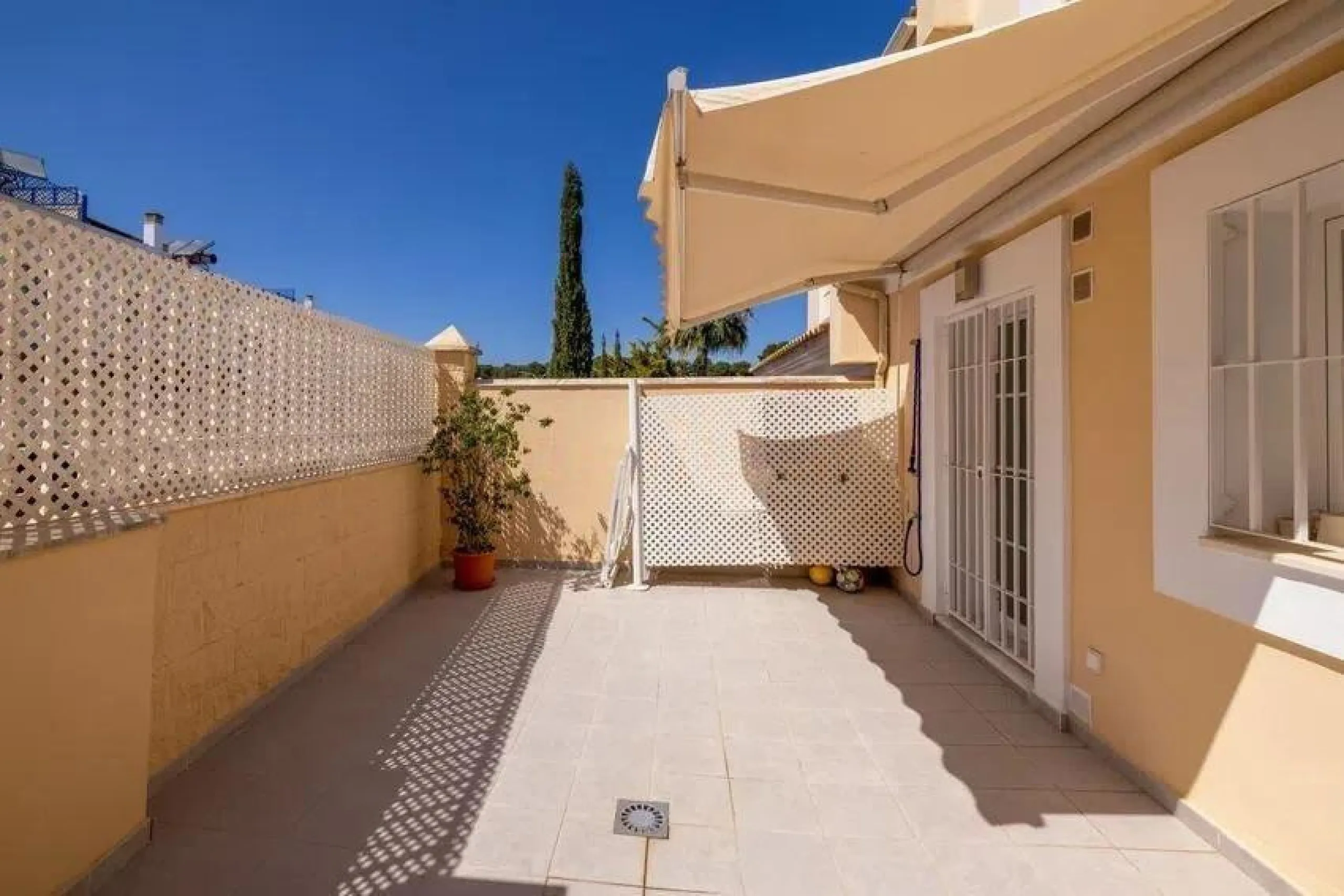 House - Townhouse в продаже в Torremolinos, Málaga. В доме 4 спален и 3 ванных комнат. Площадь дома 251 м²