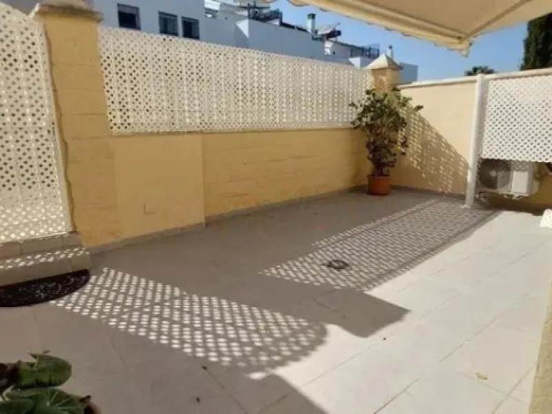 House - Townhouse в продаже в Torremolinos, Málaga. В доме 4 спален и 3 ванных комнат. Площадь дома 251 м²