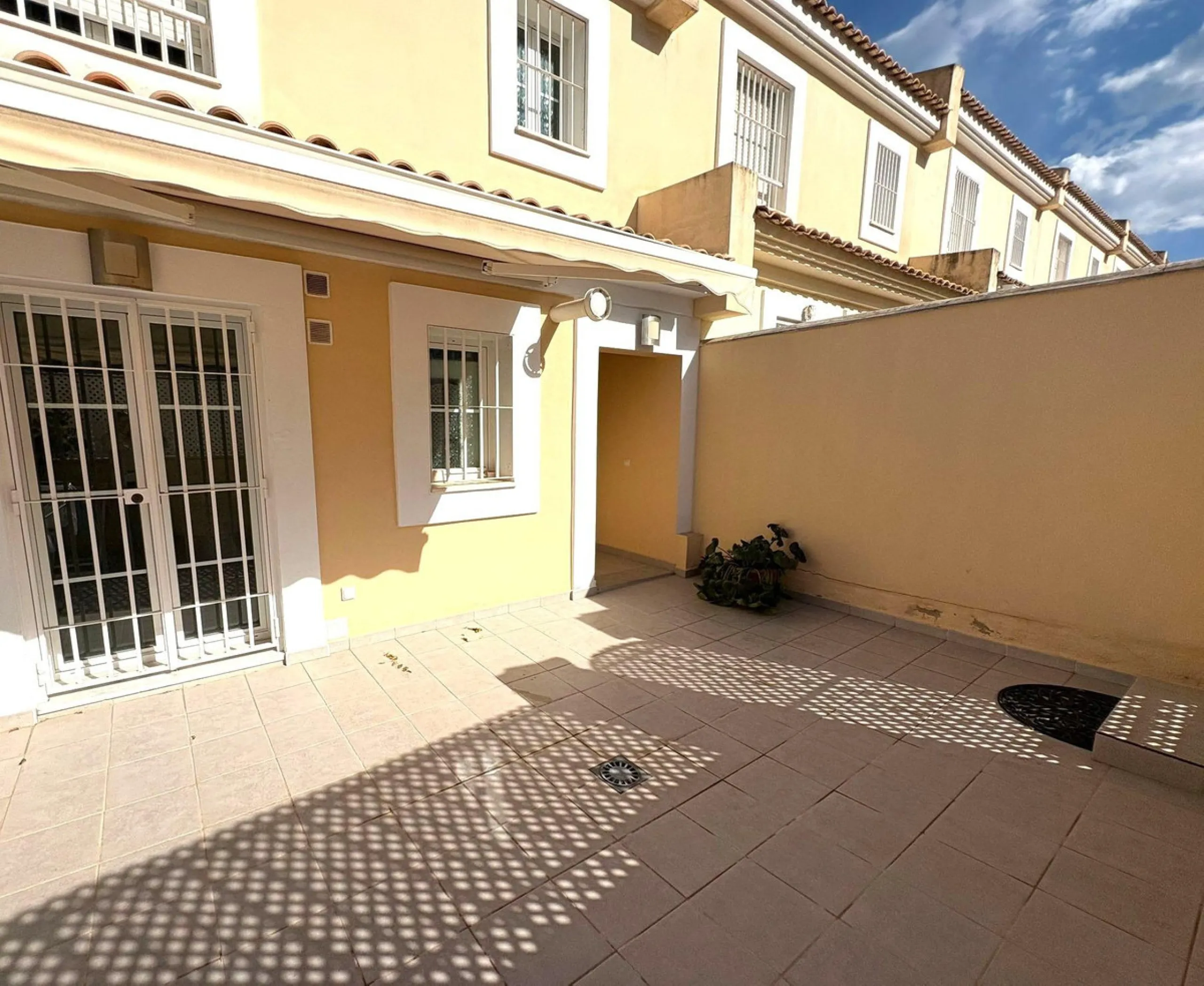 House - Townhouse в продаже в Torremolinos, Málaga. В доме 4 спален и 3 ванных комнат. Площадь дома 251 м²