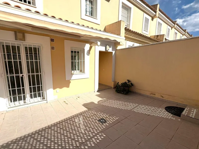 House - Townhouse в продаже в Torremolinos, Málaga. В доме 4 спален и 3 ванных комнат. Площадь дома 251 м²
