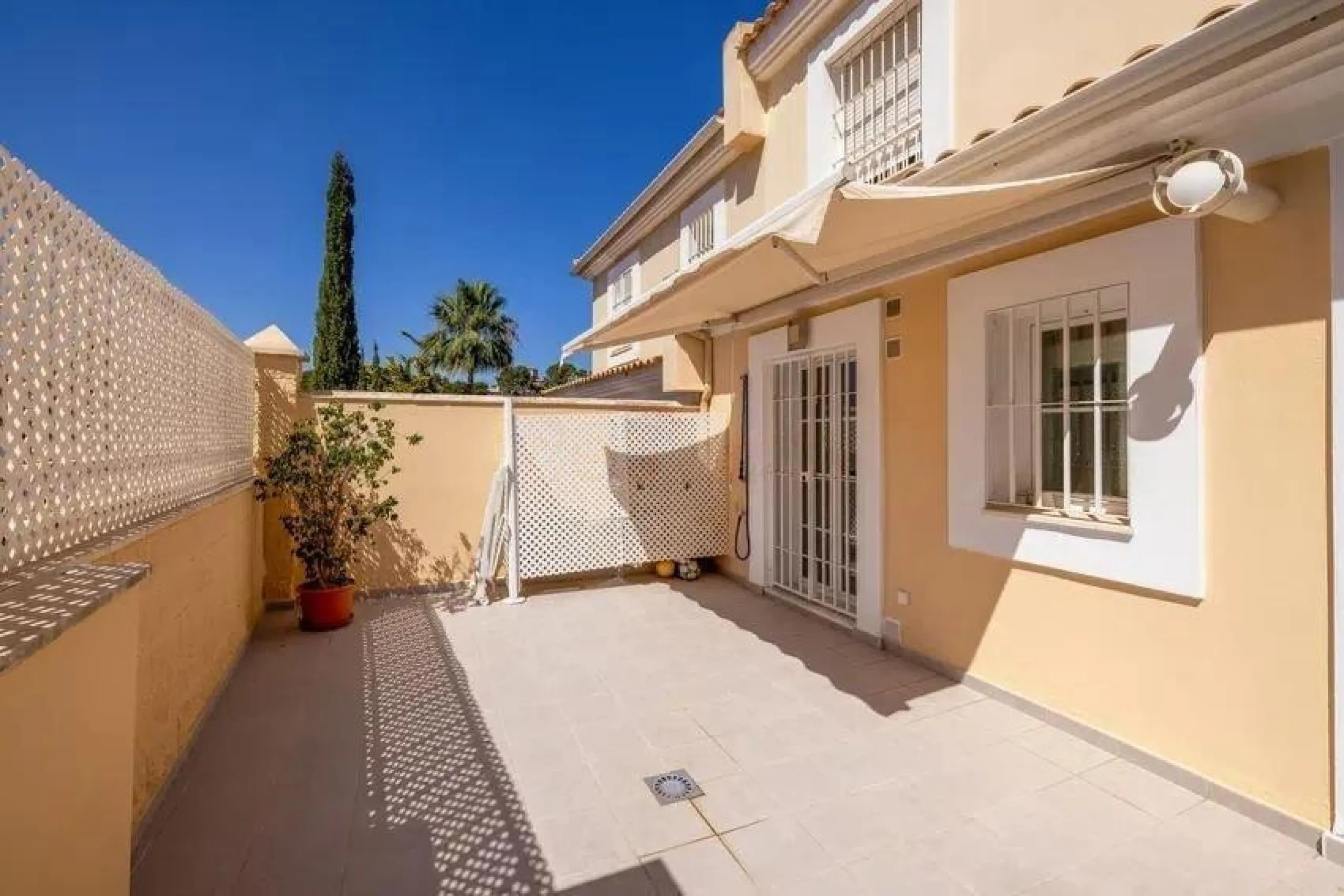 House - Townhouse в продаже в Torremolinos, Málaga. В доме 4 спален и 3 ванных комнат. Площадь дома 251 м²