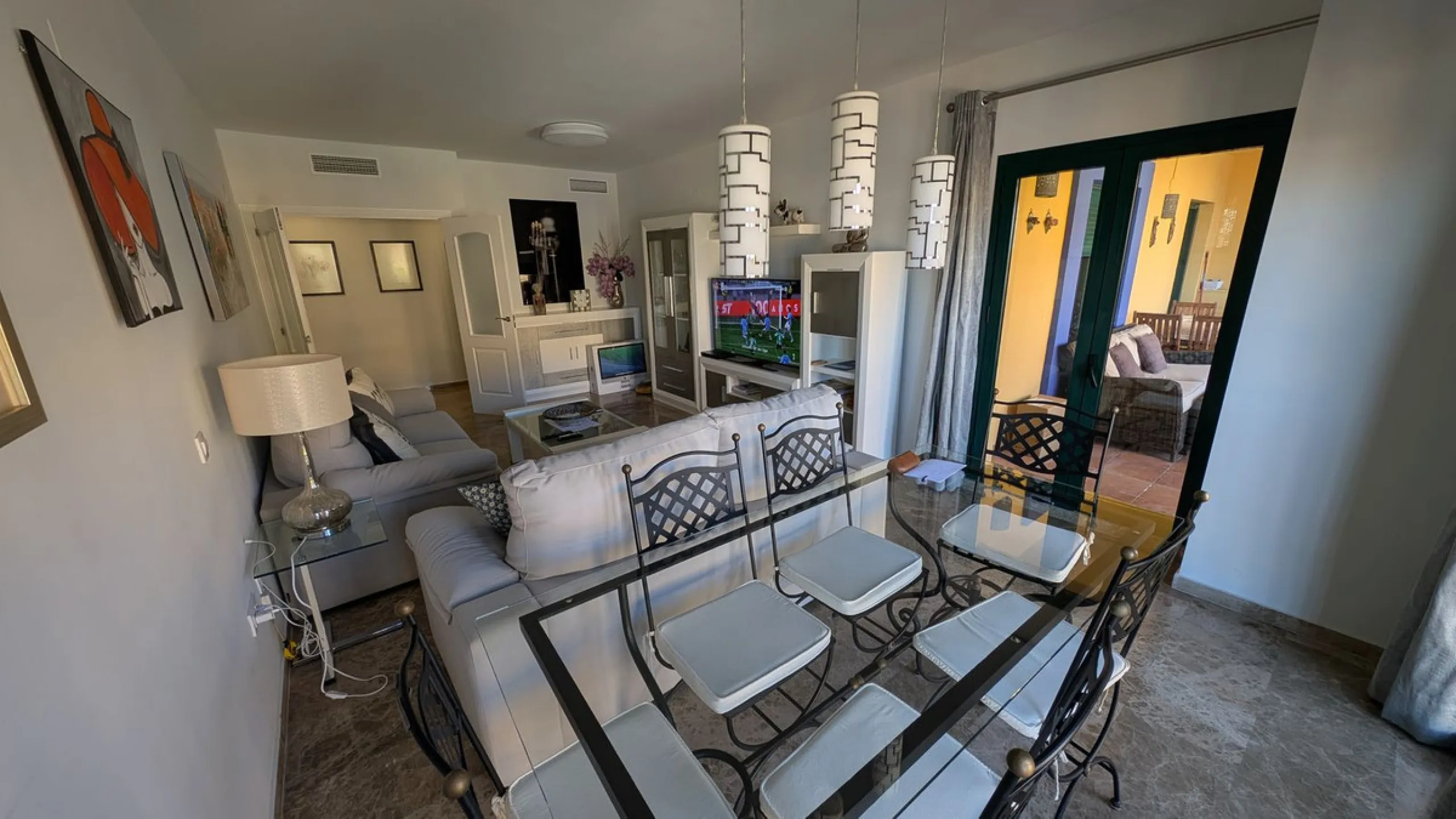 Discover this exclusive apartment in one of the most sought-after residential areas of Nueva Alcántara, San Pedro de Alcántara. This exceptional property stands out for its generous layout, unbeatable location, and high-quality finishes throughout.