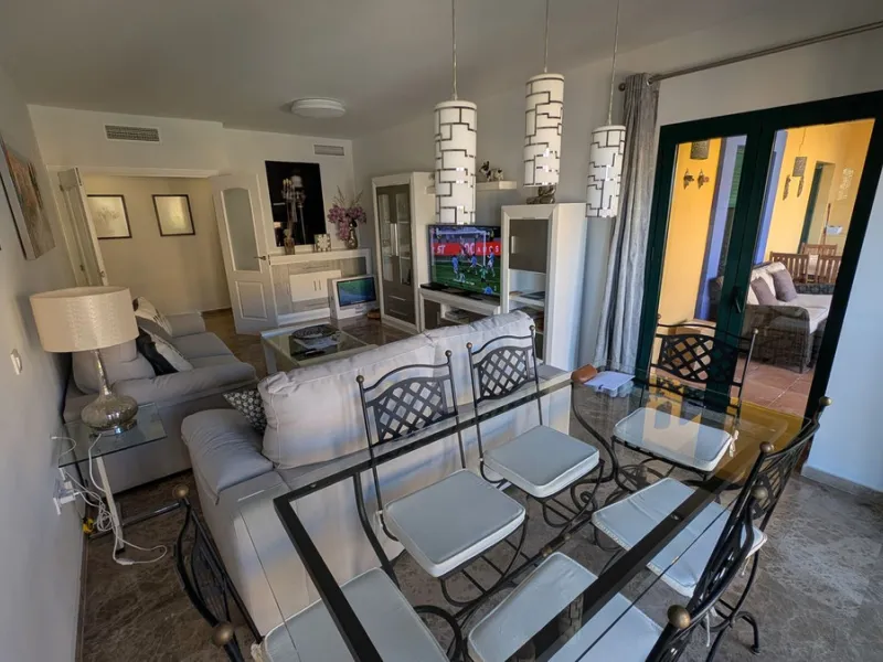 Discover this exclusive apartment in one of the most sought-after residential areas of Nueva Alcántara, San Pedro de Alcántara. This exceptional property stands out for its generous layout, unbeatable location, and high-quality finishes throughout.