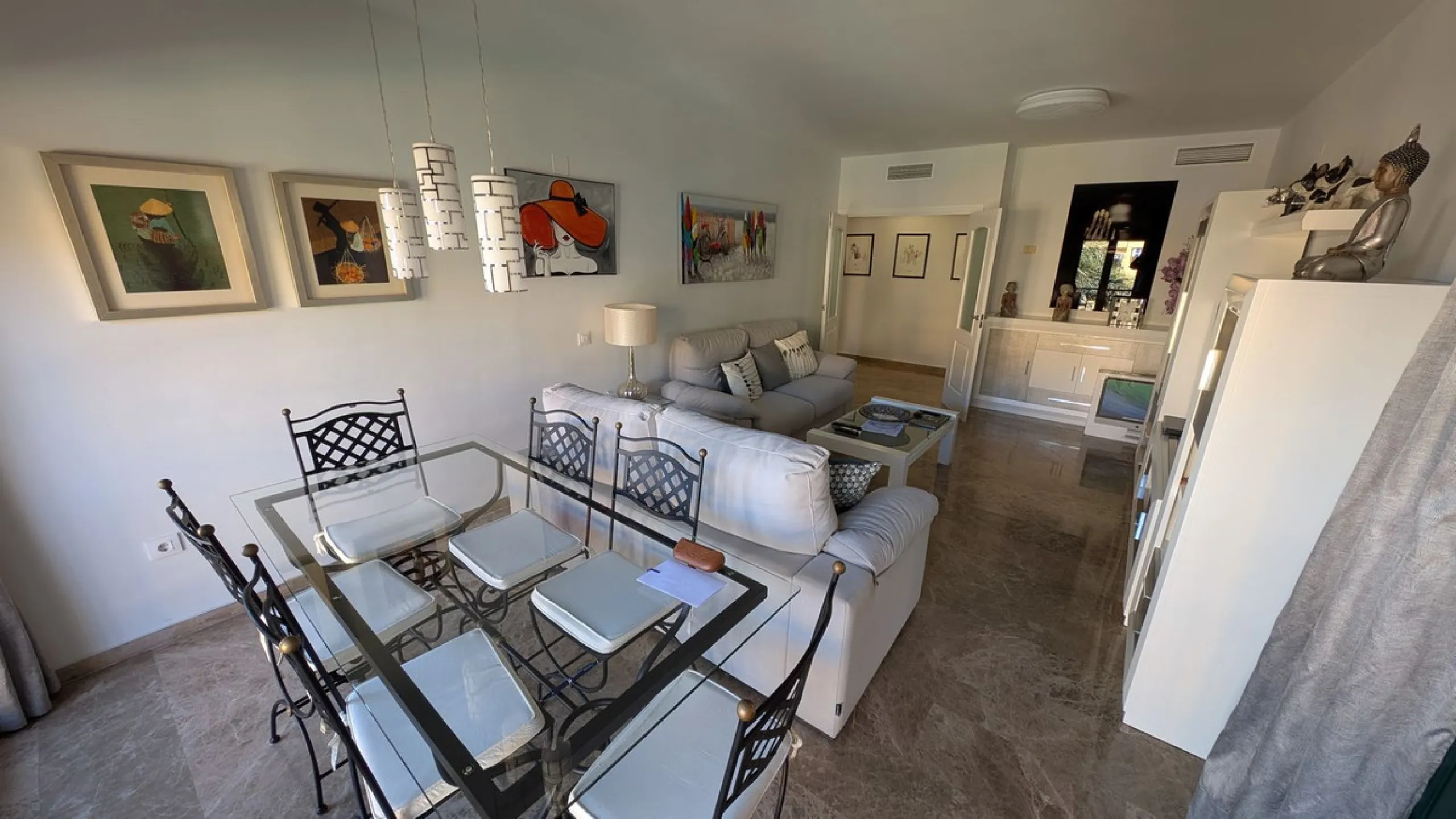 Discover this exclusive apartment in one of the most sought-after residential areas of Nueva Alcántara, San Pedro de Alcántara. This exceptional property stands out for its generous layout, unbeatable location, and high-quality finishes throughout.