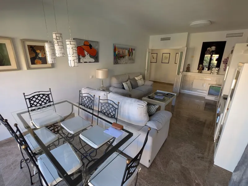 Discover this exclusive apartment in one of the most sought-after residential areas of Nueva Alcántara, San Pedro de Alcántara. This exceptional property stands out for its generous layout, unbeatable location, and high-quality finishes throughout.