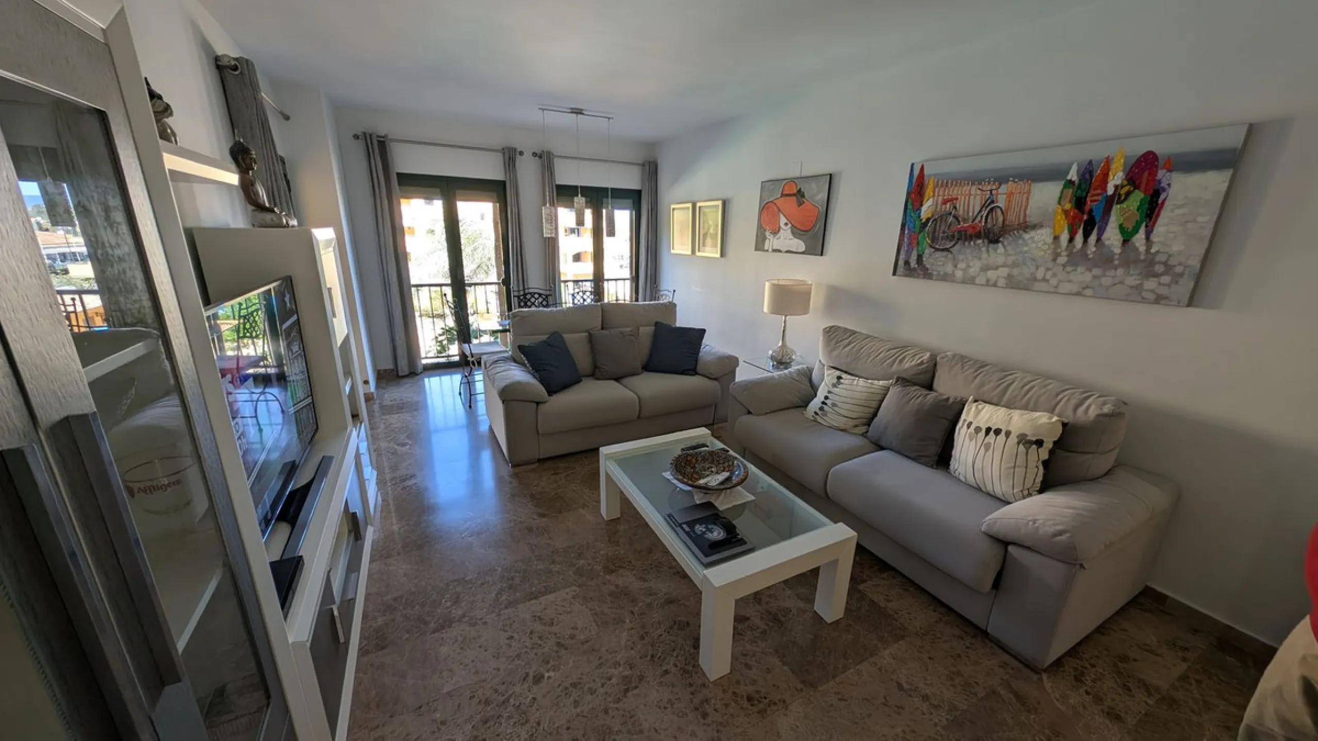 Discover this exclusive apartment in one of the most sought-after residential areas of Nueva Alcántara, San Pedro de Alcántara. This exceptional property stands out for its generous layout, unbeatable location, and high-quality finishes throughout.