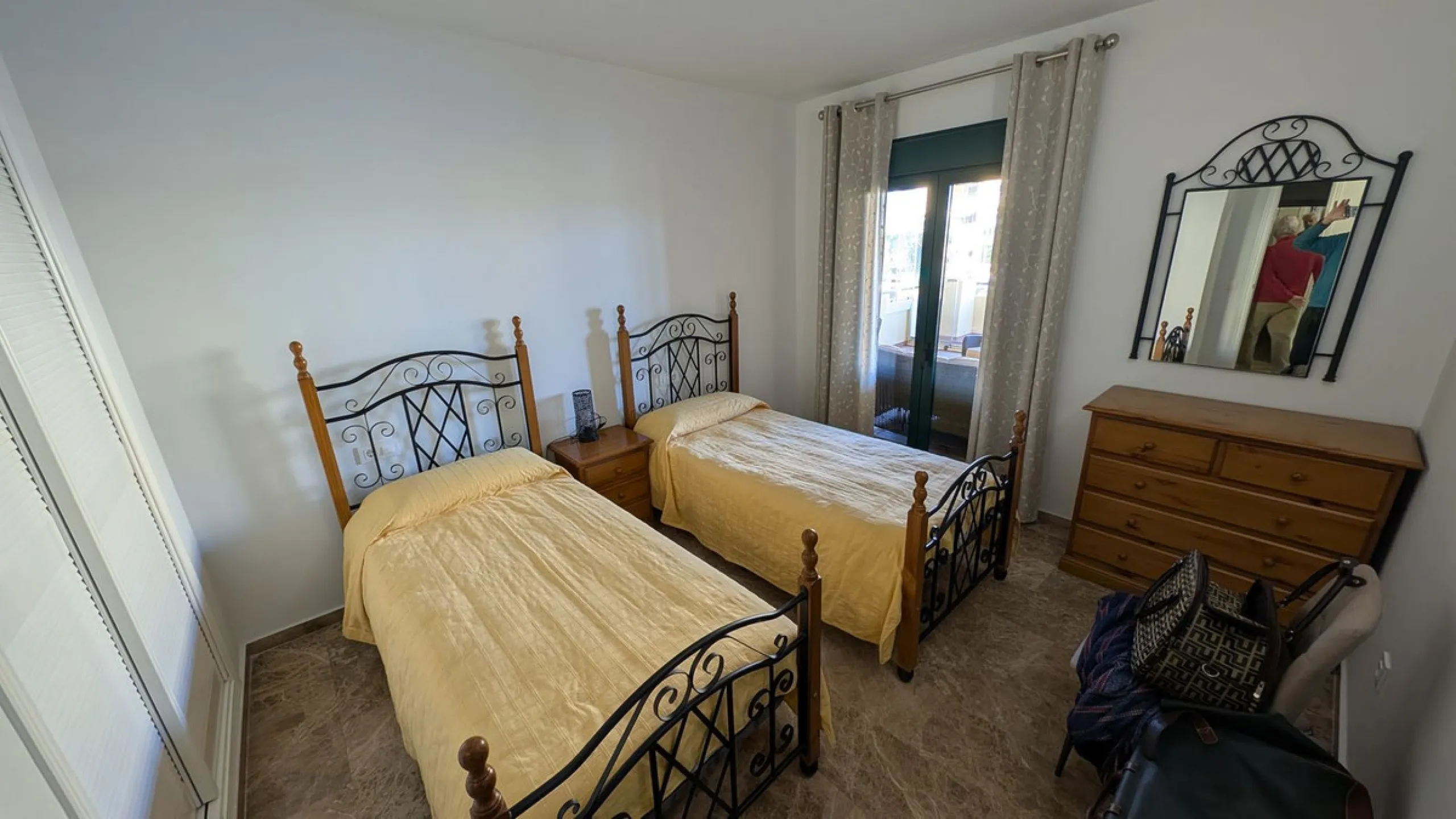 Discover this exclusive apartment in one of the most sought-after residential areas of Nueva Alcántara, San Pedro de Alcántara. This exceptional property stands out for its generous layout, unbeatable location, and high-quality finishes throughout.