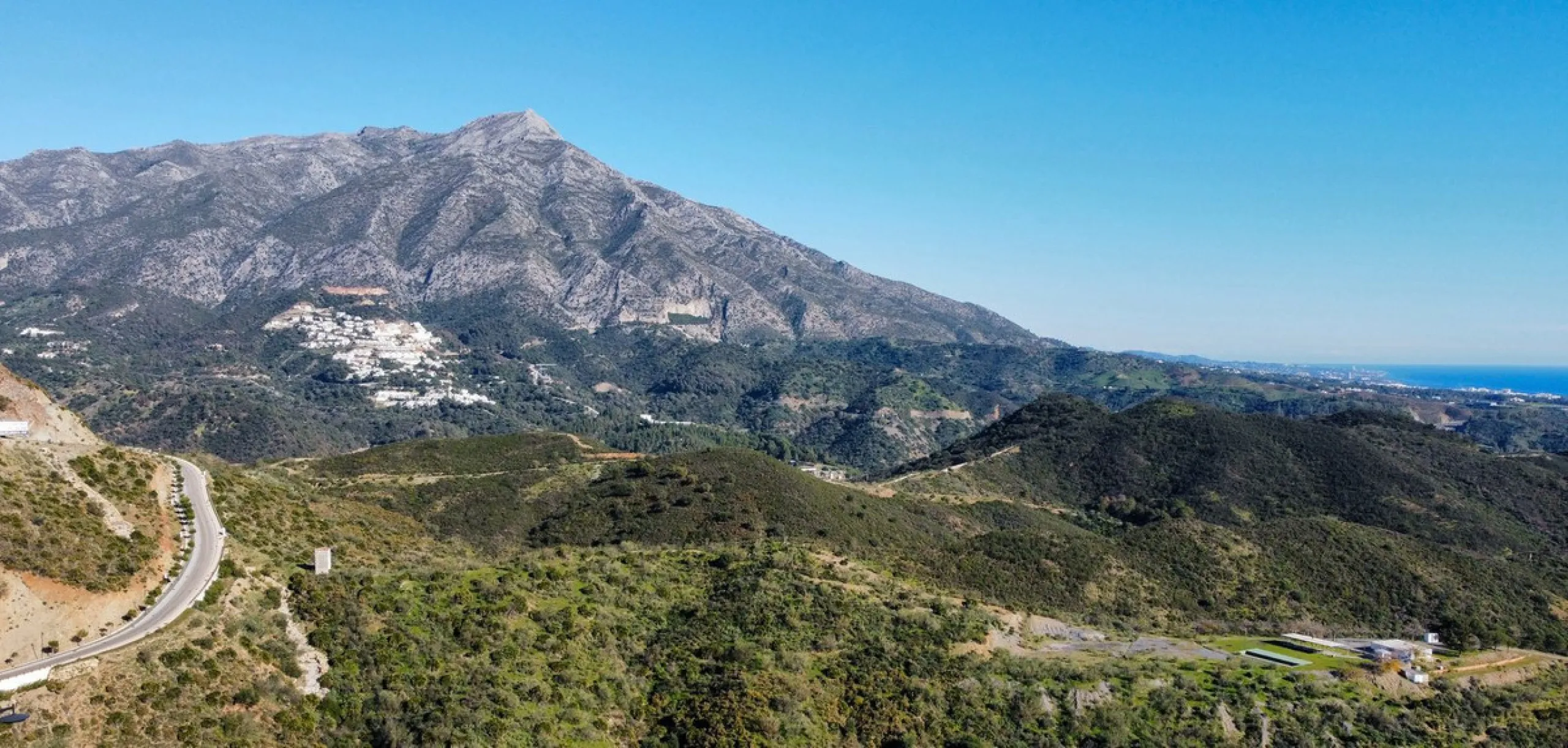 Prime south-facing plot with panoramic sea views with PLANNING PERMISSION AND PROJECT IN PLACE | Real de La Quinta, Benahavís.