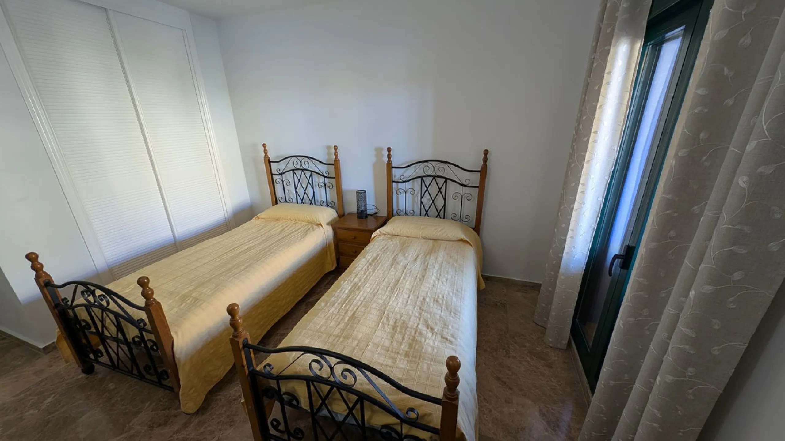 Discover this exclusive apartment in one of the most sought-after residential areas of Nueva Alcántara, San Pedro de Alcántara. This exceptional property stands out for its generous layout, unbeatable location, and high-quality finishes throughout.