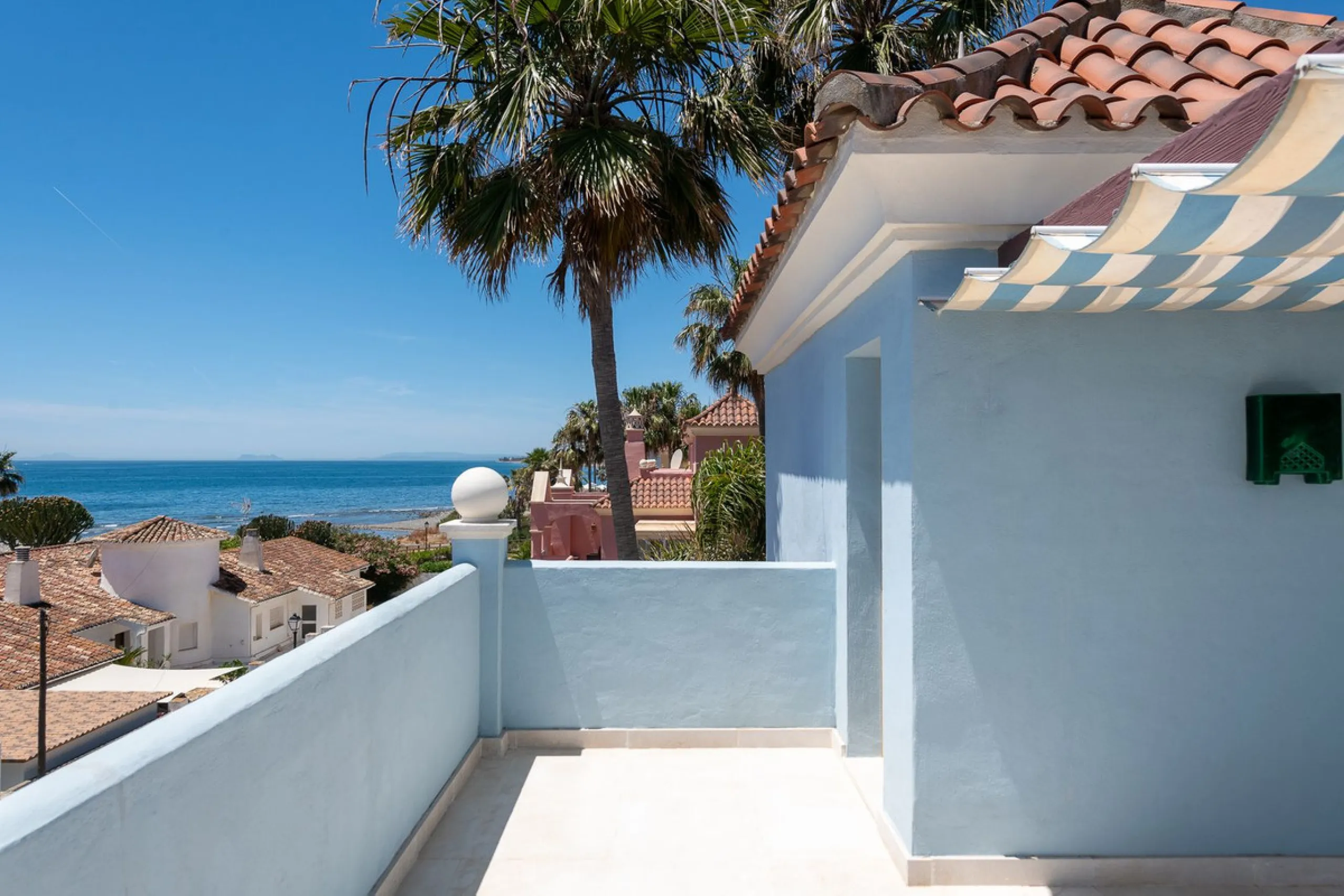 STUNNING LUXUARY HOUSE WITH PANORAMIC SEA VIEWS- BEACHFRONT URBANIZATION IN MARBELLA