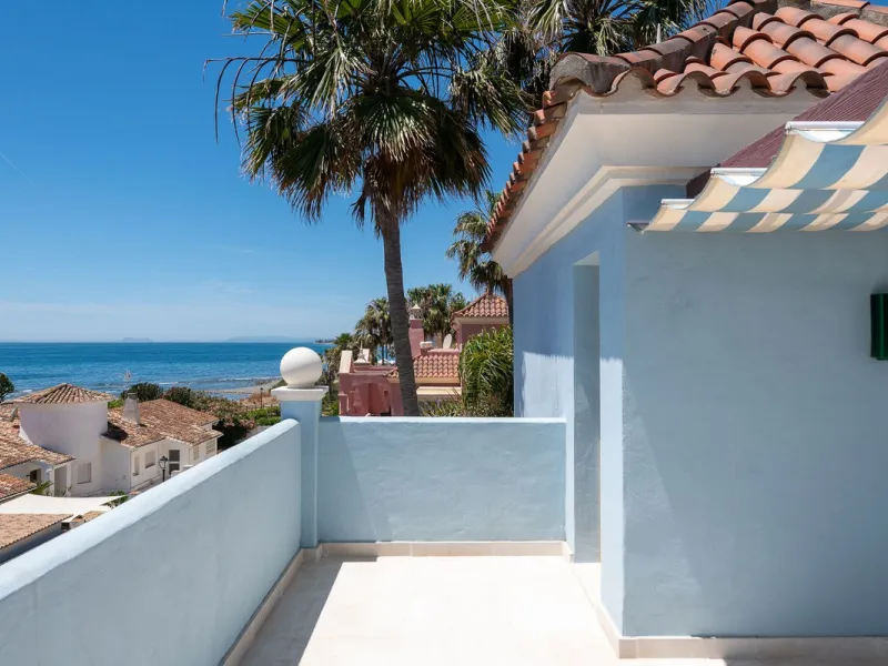 STUNNING LUXUARY HOUSE WITH PANORAMIC SEA VIEWS- BEACHFRONT URBANIZATION IN MARBELLA