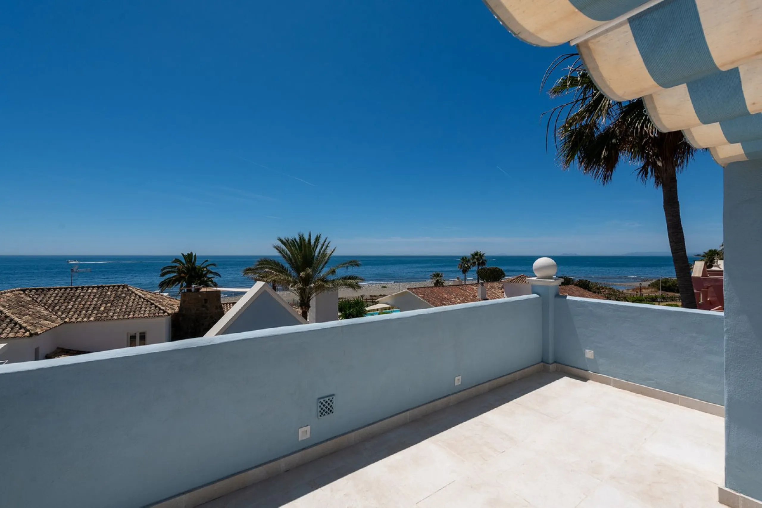 STUNNING LUXUARY HOUSE WITH PANORAMIC SEA VIEWS- BEACHFRONT URBANIZATION IN MARBELLA