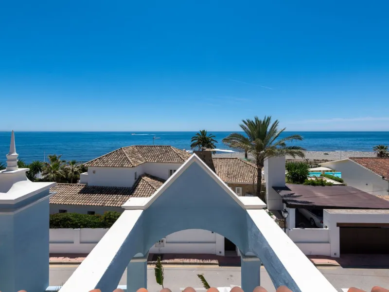 STUNNING LUXUARY HOUSE WITH PANORAMIC SEA VIEWS- BEACHFRONT URBANIZATION IN MARBELLA