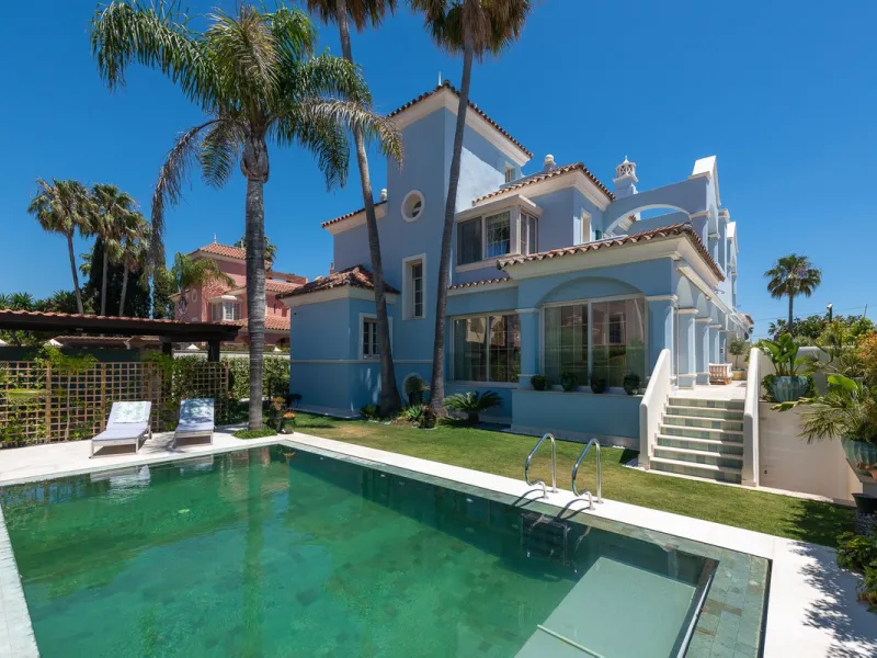 STUNNING LUXUARY HOUSE WITH PANORAMIC SEA VIEWS- BEACHFRONT URBANIZATION IN MARBELLA