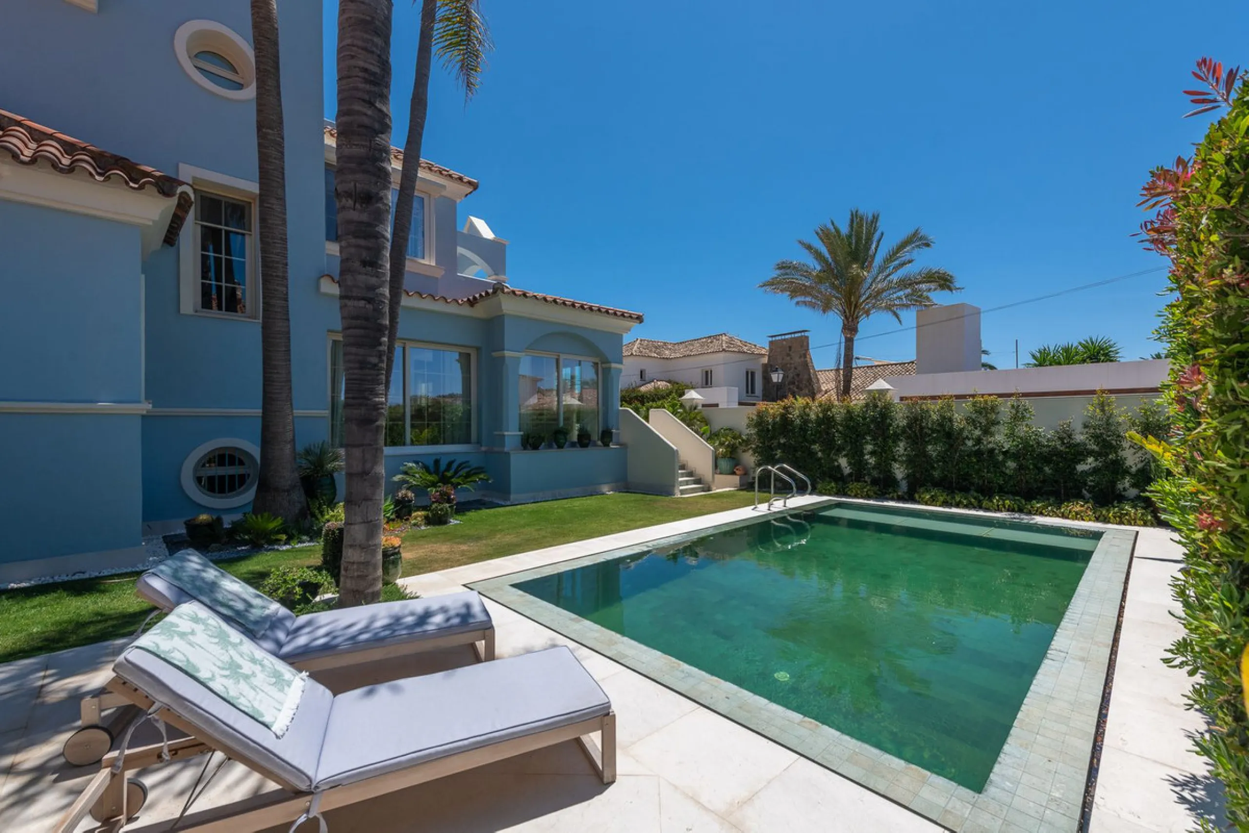 STUNNING LUXUARY HOUSE WITH PANORAMIC SEA VIEWS- BEACHFRONT URBANIZATION IN MARBELLA