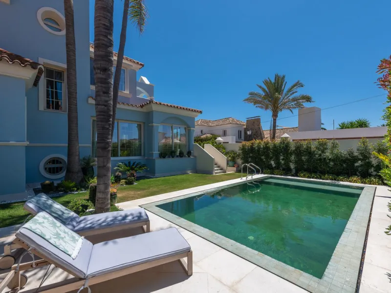 STUNNING LUXUARY HOUSE WITH PANORAMIC SEA VIEWS- BEACHFRONT URBANIZATION IN MARBELLA