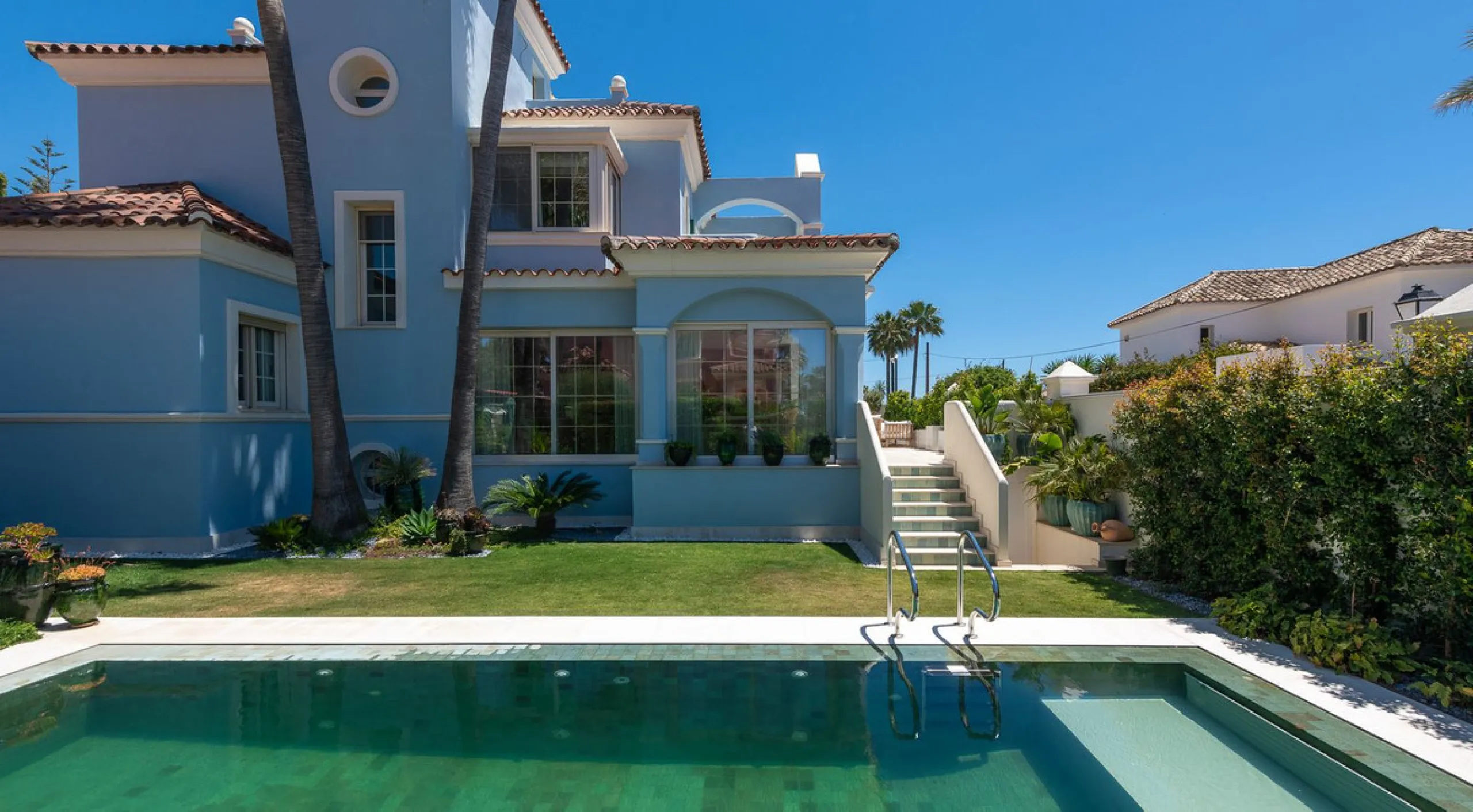 STUNNING LUXUARY HOUSE WITH PANORAMIC SEA VIEWS- BEACHFRONT URBANIZATION IN MARBELLA