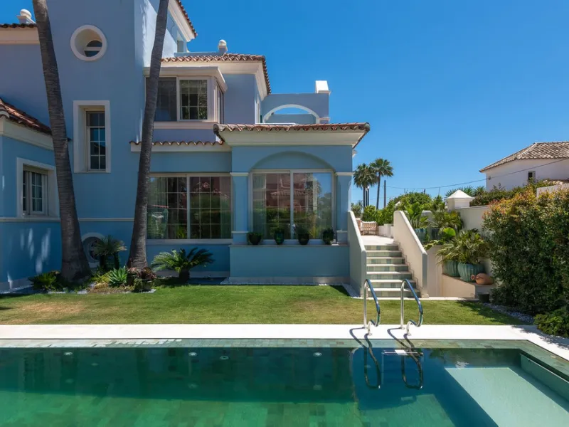 STUNNING LUXUARY HOUSE WITH PANORAMIC SEA VIEWS- BEACHFRONT URBANIZATION IN MARBELLA