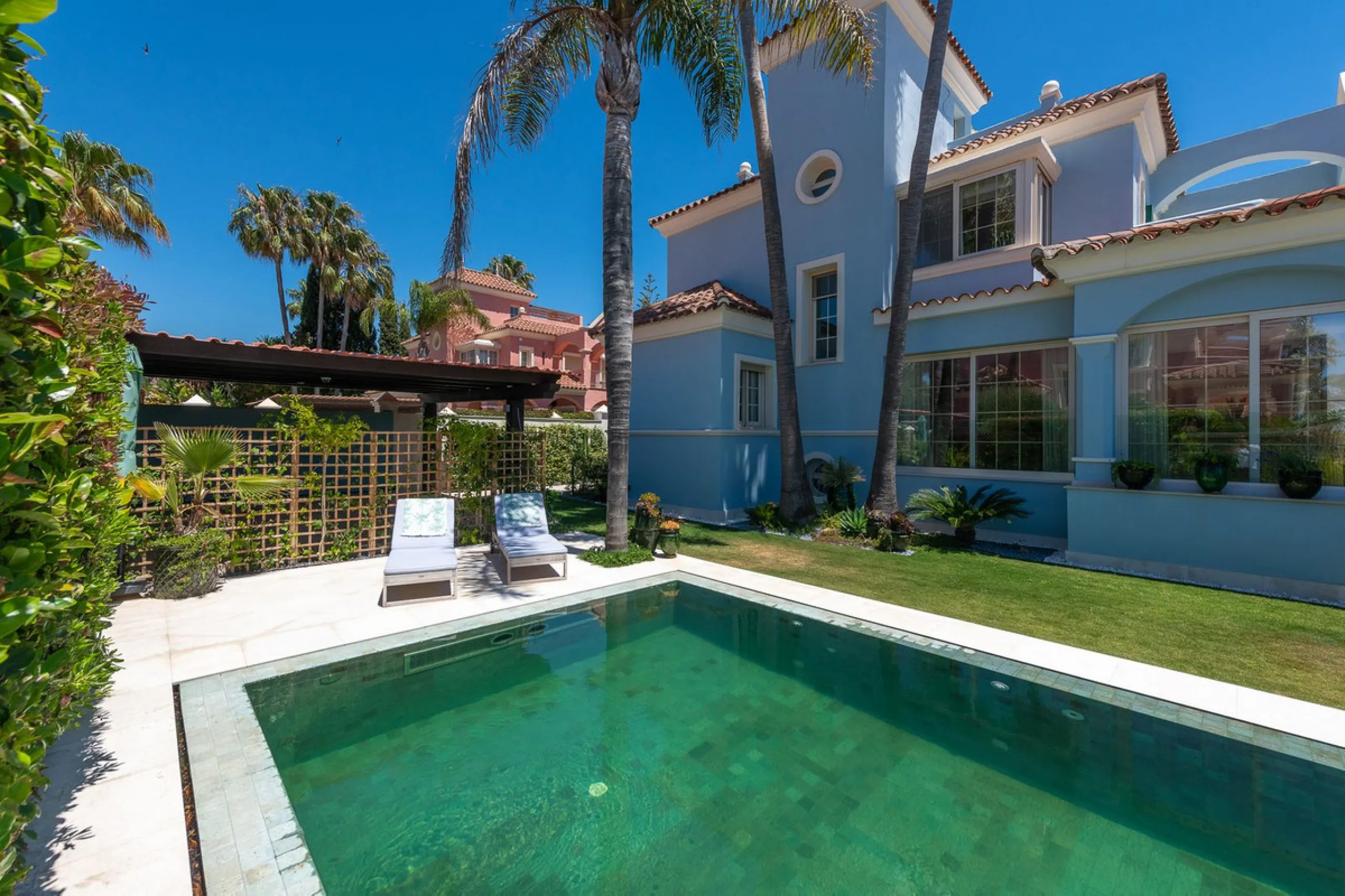 STUNNING LUXUARY HOUSE WITH PANORAMIC SEA VIEWS- BEACHFRONT URBANIZATION IN MARBELLA
