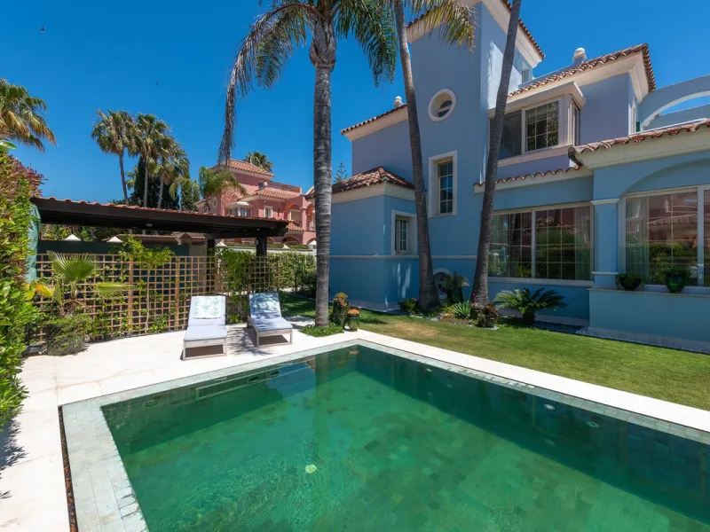 STUNNING LUXUARY HOUSE WITH PANORAMIC SEA VIEWS- BEACHFRONT URBANIZATION IN MARBELLA