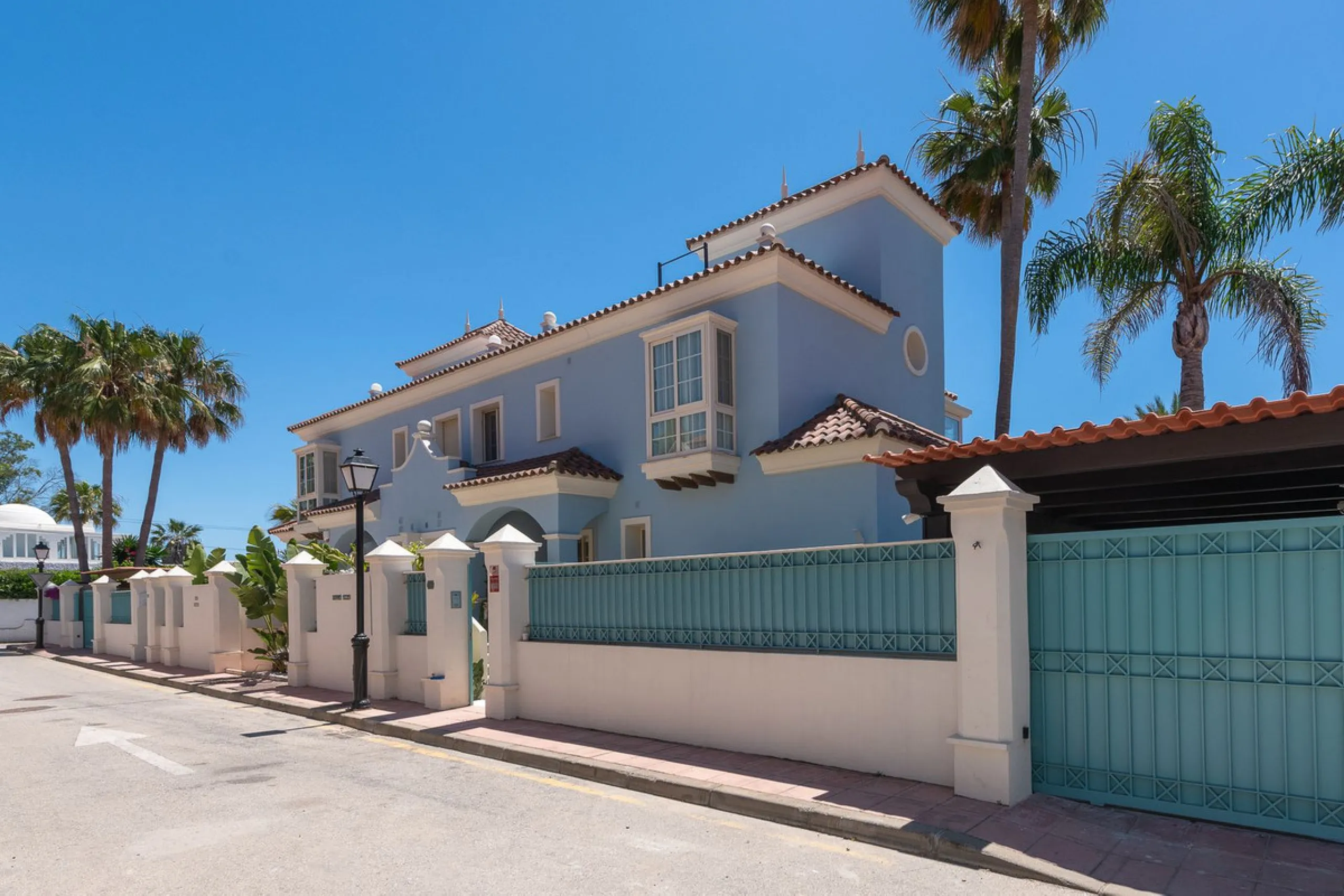 STUNNING LUXUARY HOUSE WITH PANORAMIC SEA VIEWS- BEACHFRONT URBANIZATION IN MARBELLA