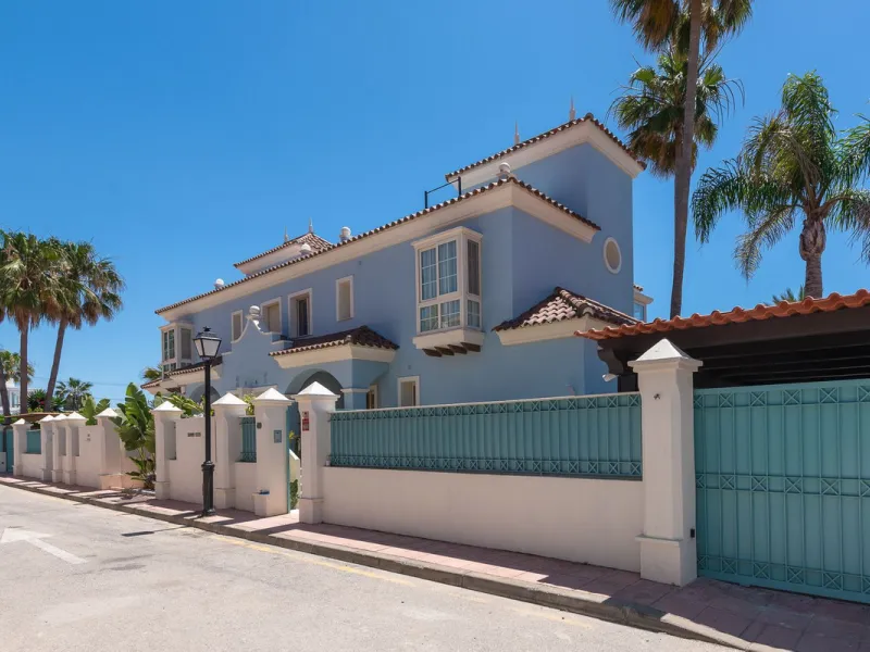 STUNNING LUXUARY HOUSE WITH PANORAMIC SEA VIEWS- BEACHFRONT URBANIZATION IN MARBELLA