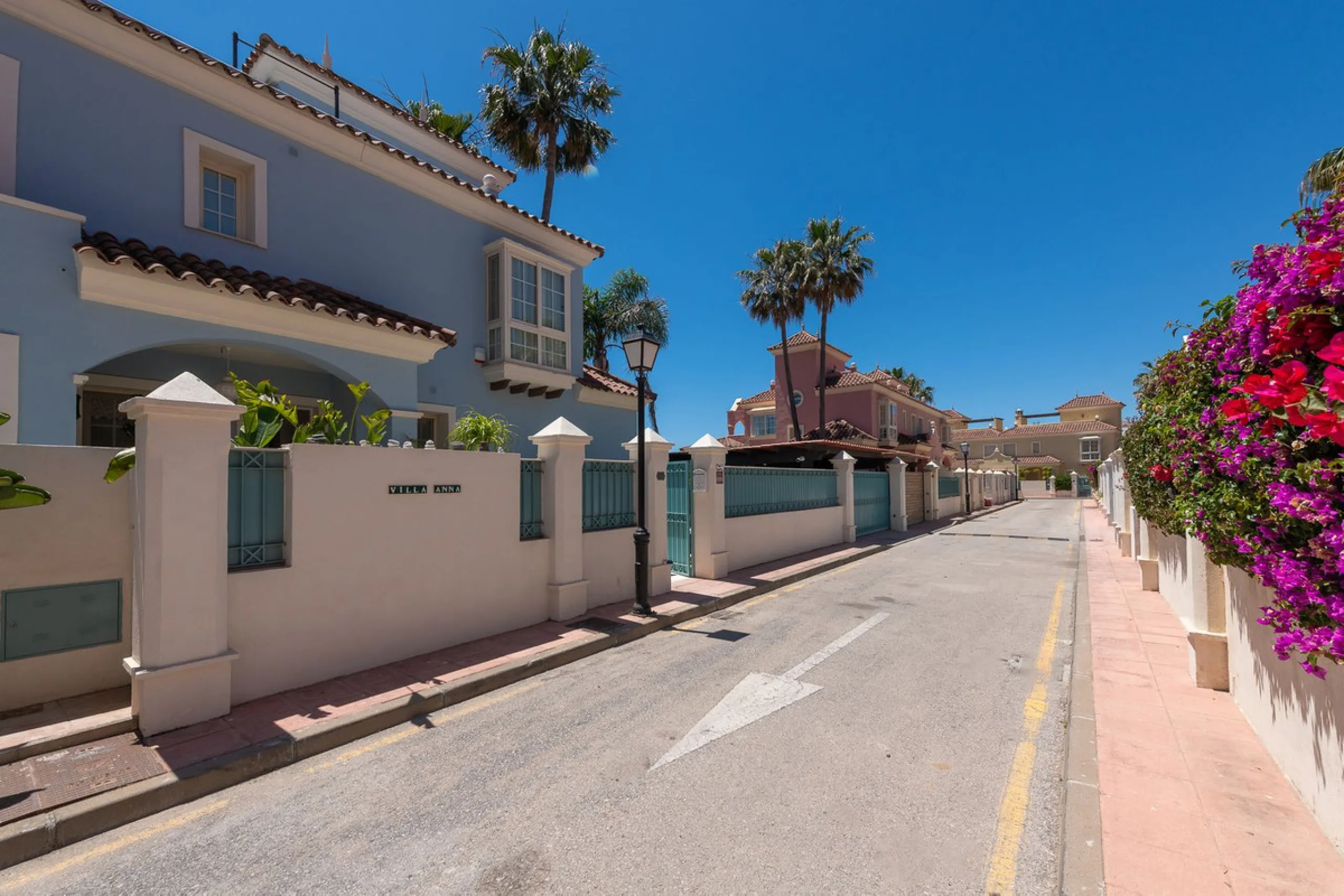 STUNNING LUXUARY HOUSE WITH PANORAMIC SEA VIEWS- BEACHFRONT URBANIZATION IN MARBELLA