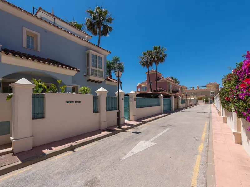 STUNNING LUXUARY HOUSE WITH PANORAMIC SEA VIEWS- BEACHFRONT URBANIZATION IN MARBELLA