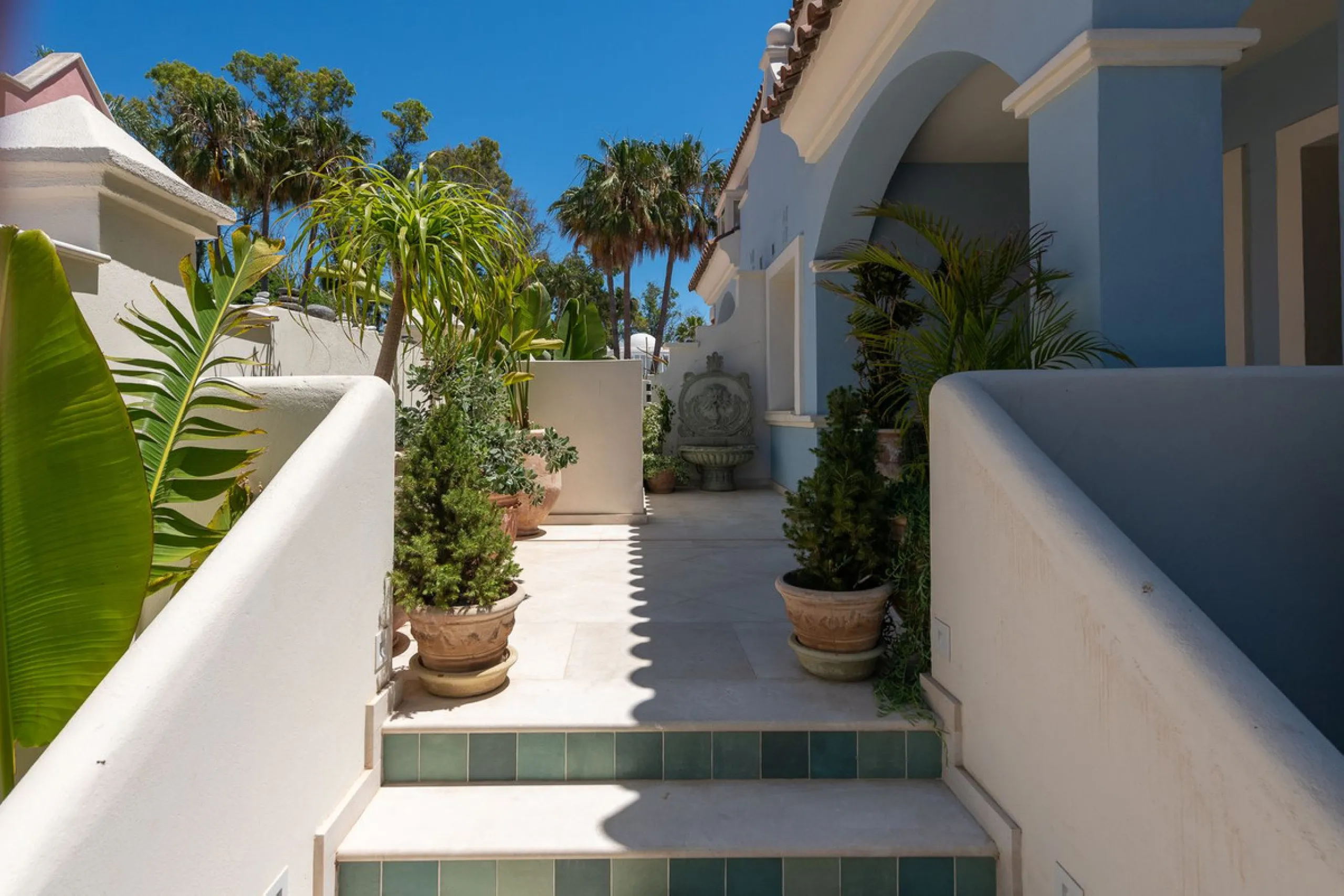 STUNNING LUXUARY HOUSE WITH PANORAMIC SEA VIEWS- BEACHFRONT URBANIZATION IN MARBELLA