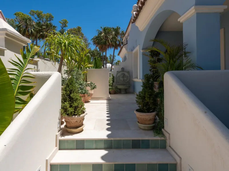 STUNNING LUXUARY HOUSE WITH PANORAMIC SEA VIEWS- BEACHFRONT URBANIZATION IN MARBELLA