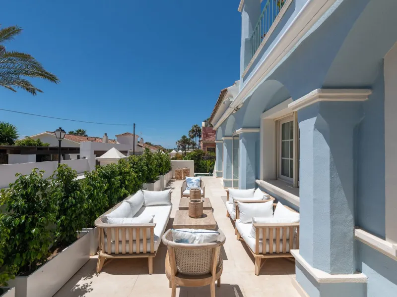 STUNNING LUXUARY HOUSE WITH PANORAMIC SEA VIEWS- BEACHFRONT URBANIZATION IN MARBELLA